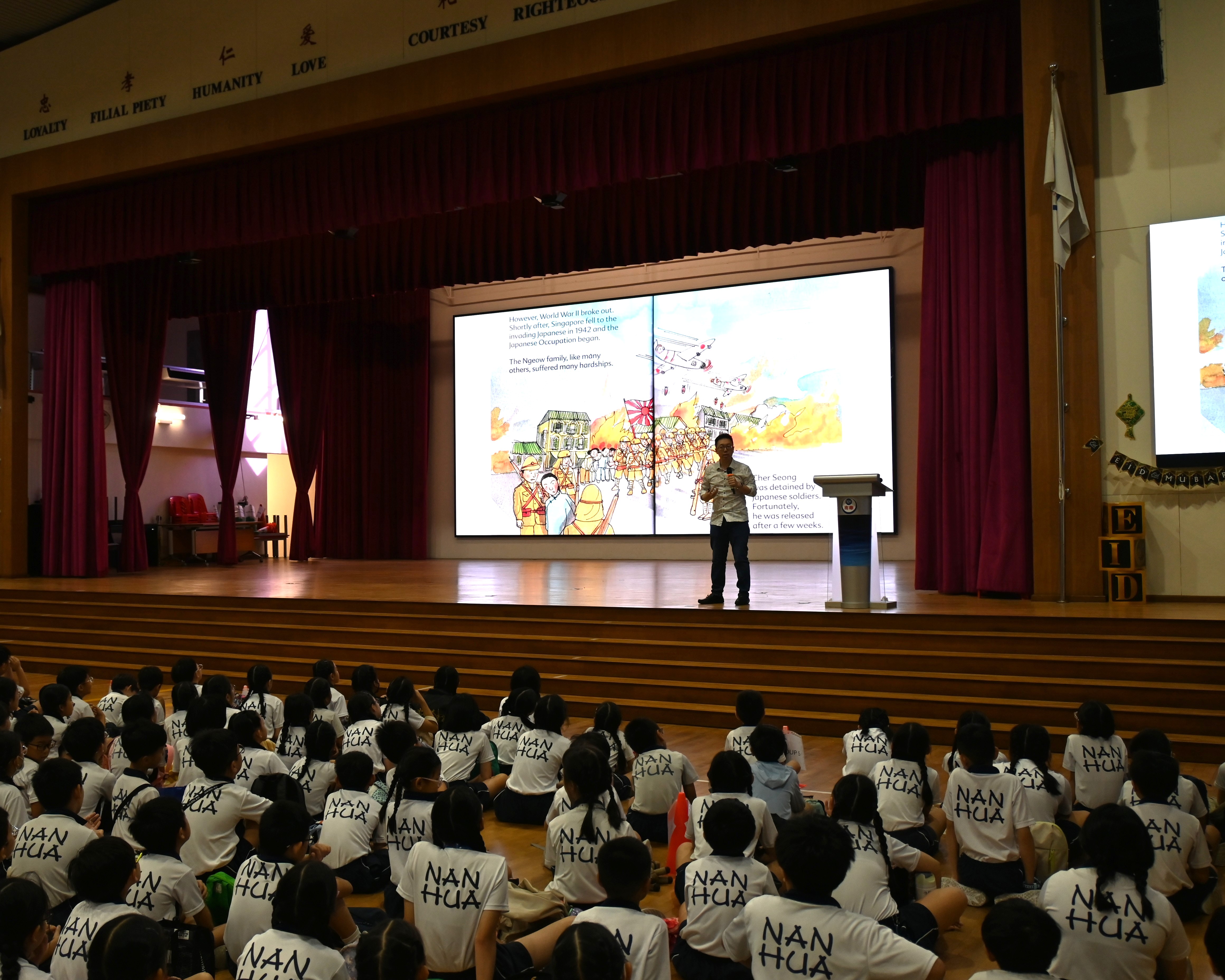 Author and speaker Shawn Seah narrating stories of Our Amazing Pioneers to student leaders at a primary school. 
