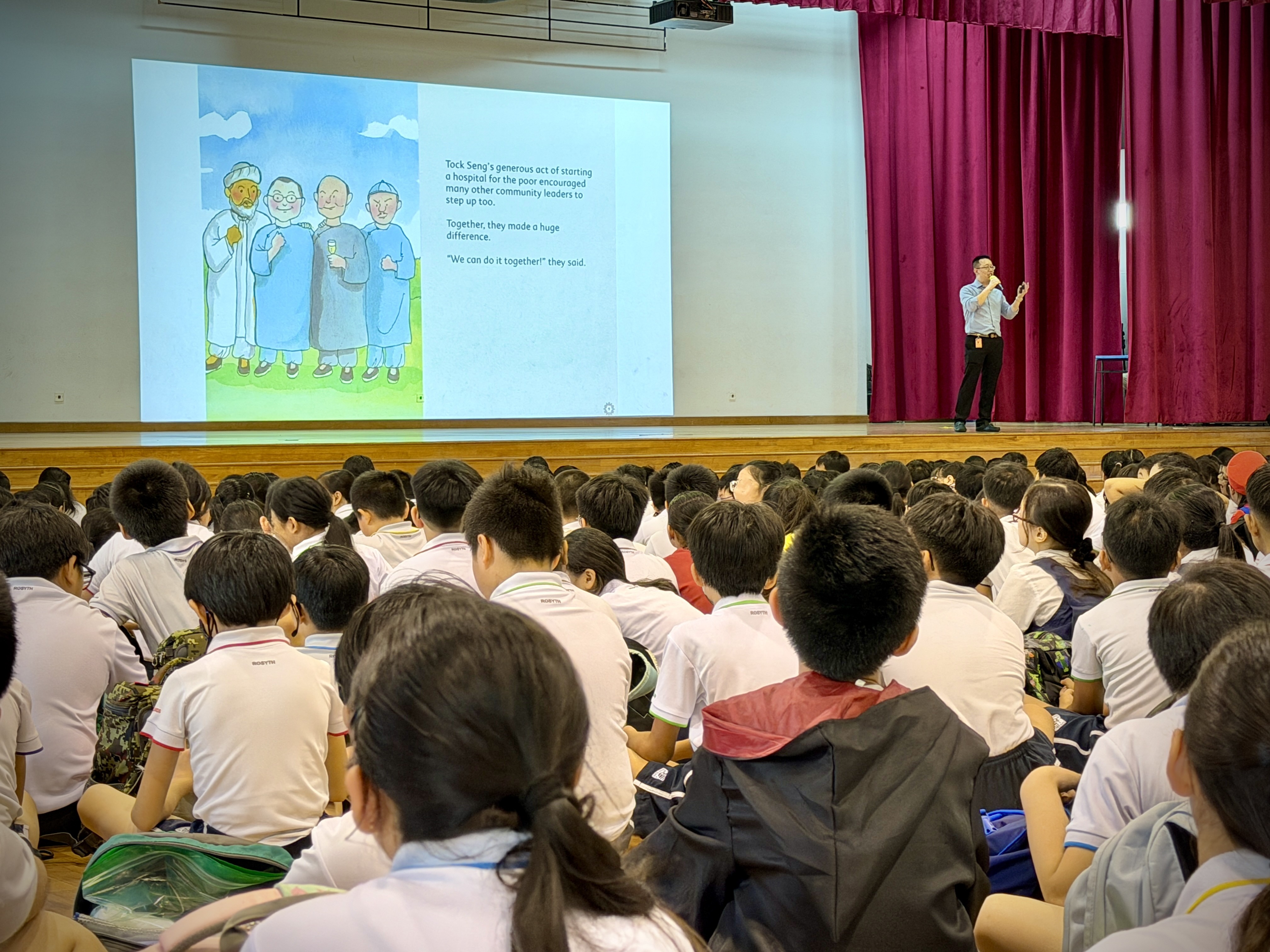 Author and speaker Shawn Seah narrating stories of Our Amazing Pioneers and Our Amazing Heroes to pupils at Rosyth School. 