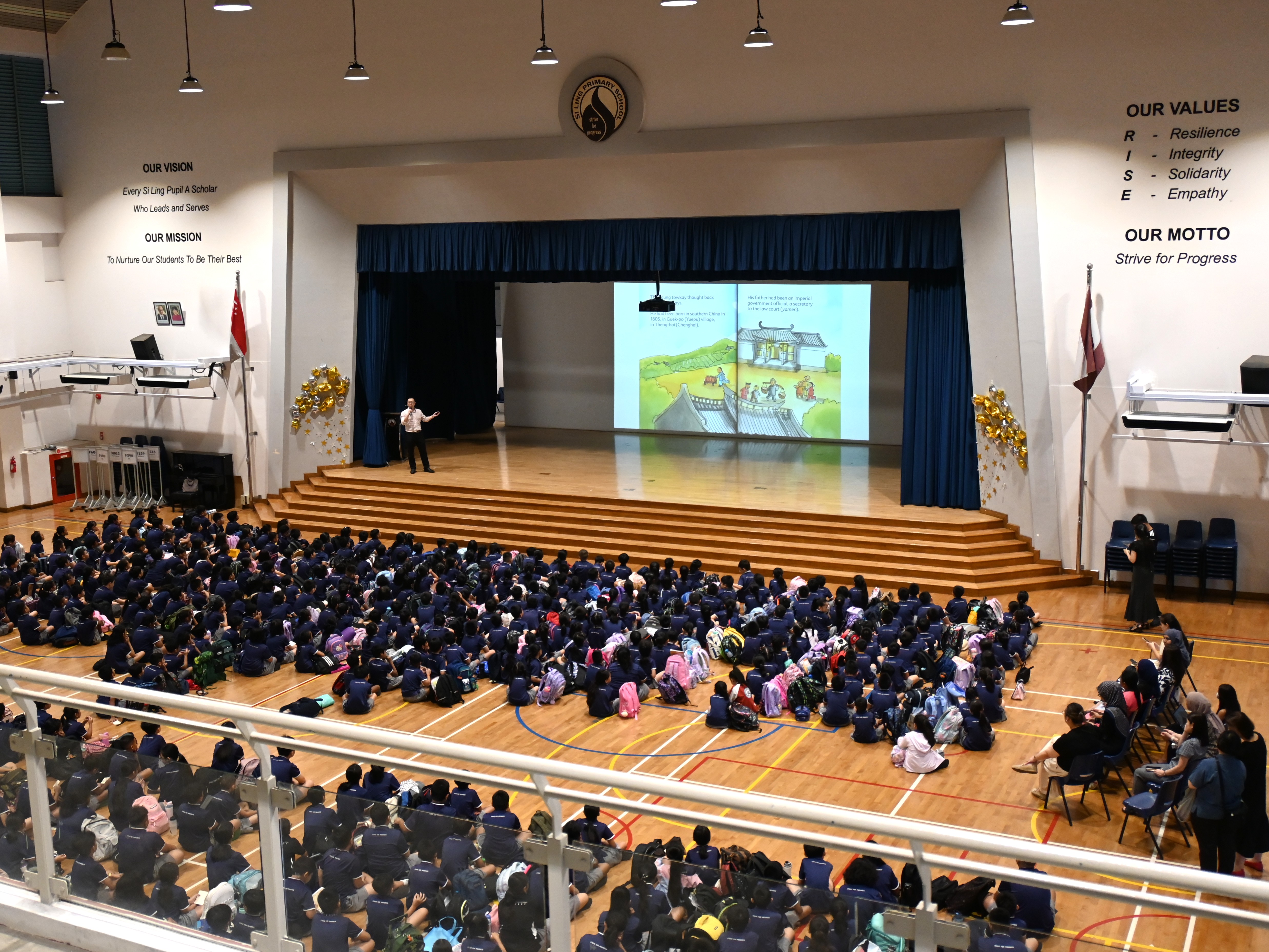Author and speaker Shawn Seah giving an assembly talk on Our Amazing Pioneers at Si Ling Primary School to hundreds of engaged pupils. 